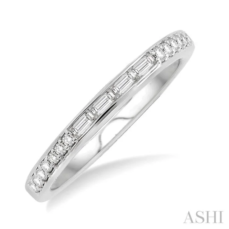 1/4 Ctw Round Cut Diamond Wedding Band in 14K White Gold